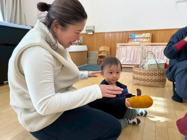 今日はわらべうたの日。
たんぽぽ保育園のお友だちと一緒に🎶
「おらうちの どてかぼちゃ…」と歌に合わせてぽんぽこぽんとリズムに合わせて小さな手を叩きます👏
手袋シアターで1丁目のドラ猫をしたり、どんぐり帽子でどんぐりコロちゃんをしたりと、講師の飯野先生の手作りアイテムが大活躍❣️

抱っこして、にっこりして、一緒に息をそろえて
わらべうたのゆったりした時間をみんなで楽しみました✨

#わらべうた#どんぐり帽子#手作り#ゆったり時間
#あさひ子育て支援ルーム#あさひキッズサービス
#たんぽぽ保育園#後閑あさひ保育園
#あさひ第二保育園