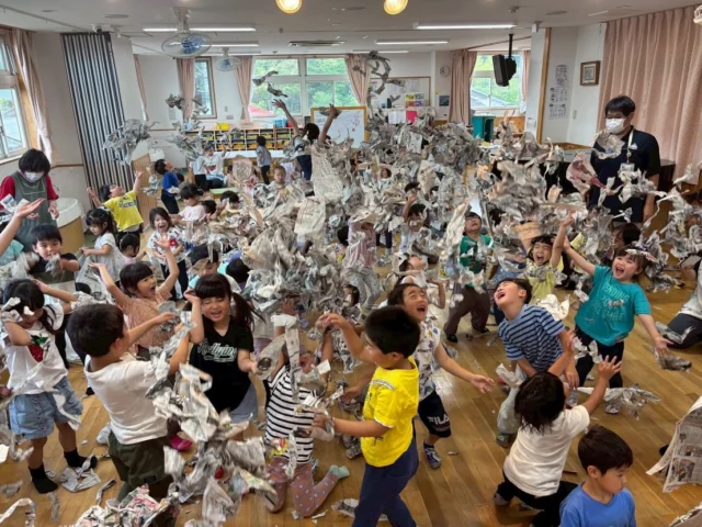 🎵浦中こういちさんコンサート🥷

今日は浦中こういちさんをお招きし、素敵なコンサートを開催しました✨

心弾む歌や楽しいダンスに、子どもたちは大喜び👏
一緒に歌ったり、体を動かしたり、新聞紙をビリビリ破いたり...🤭

お部屋中にたくさんの笑顔と元気な歌声があふれ、思い出に残る素敵な時間となりました✨

全身を使った遊び歌🎶またみんなで楽しもうね☺️

#後閑あさひ保育園
#浦中こういちさん 
#たくさんの笑顔