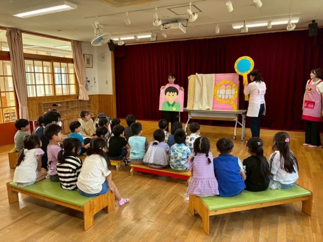 🦷にこにこ歯磨き教室🪥✨

今日はな組は、歯科衛生士さんによるにこにこ歯磨き教室に参加しました。

講和では歯の大切さや正しい歯磨きの仕方について教えていただきました！

1本1本丁寧に磨くことを意識して、「こちょこちょくるくる」を合言葉に磨いていきます🪥
縦磨きのやり方も教わりました😊
衛生士さんのお話を聞いて真剣に取り組んでいました✨

これからも毎日の歯磨きを大切に、健康な歯で元気に過ごしていきたいと思います🦷🌈

#後閑あさひ保育園
#にこにこ歯磨き教室