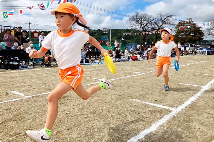運動会でかけっこを頑張る園児たち