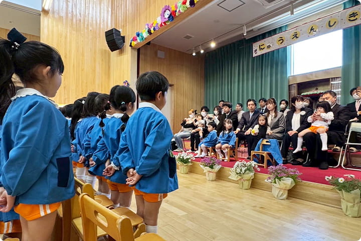 入園式で、園児が保護者の前に整列している様子