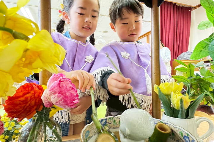 園児が花を供えている様子