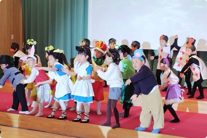 カラフルな衣装を着た子どもたちが元気に発表会に参加している様子