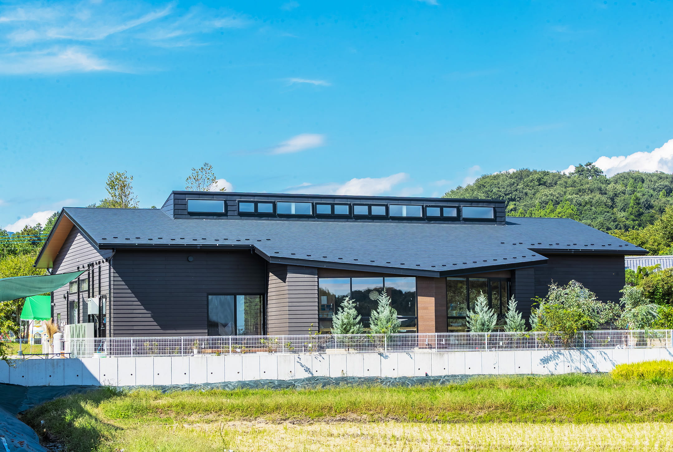 モダンなデザインの平屋園舎。大きな窓と自然に囲まれた環境が魅力のあさひ第二学童クラブの外観