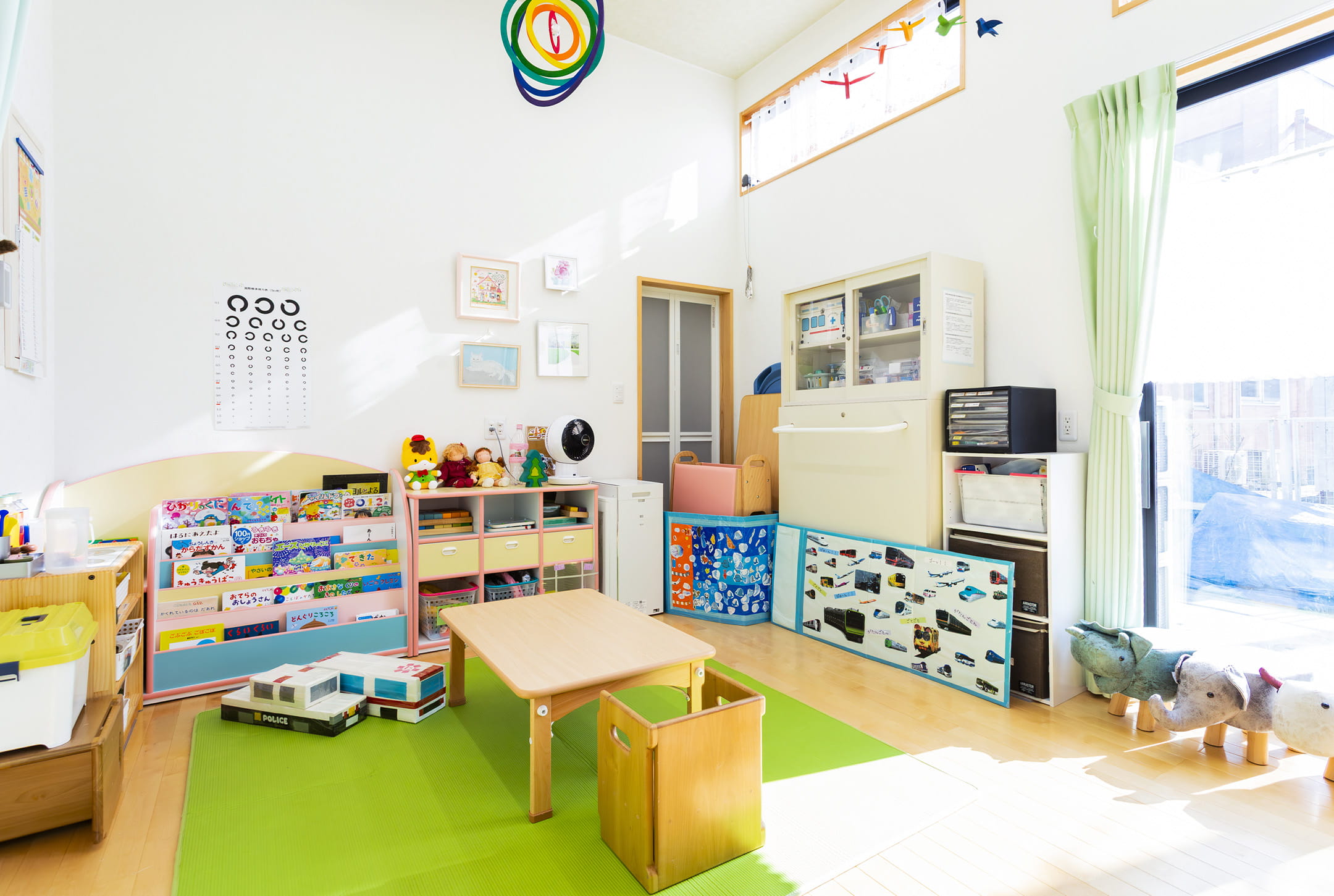 明るく清潔な室内。絵本やおもちゃが整った学びと遊びの空間