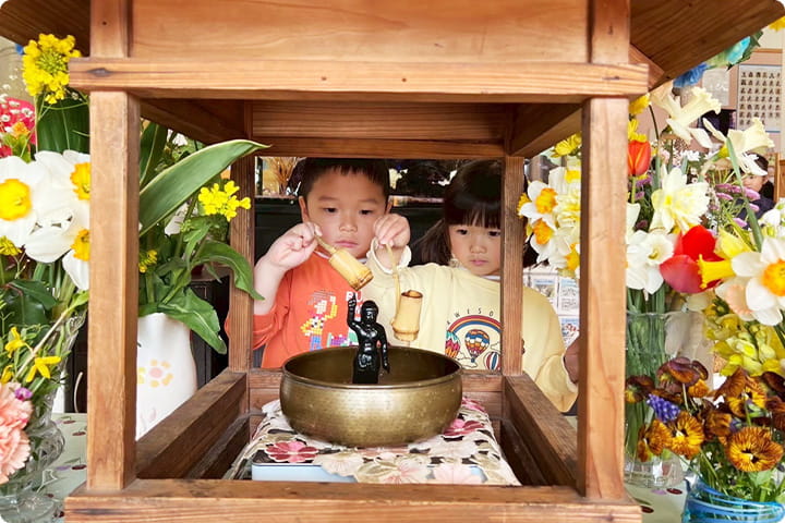 花まつりを子どもたちが楽しんでいる様子