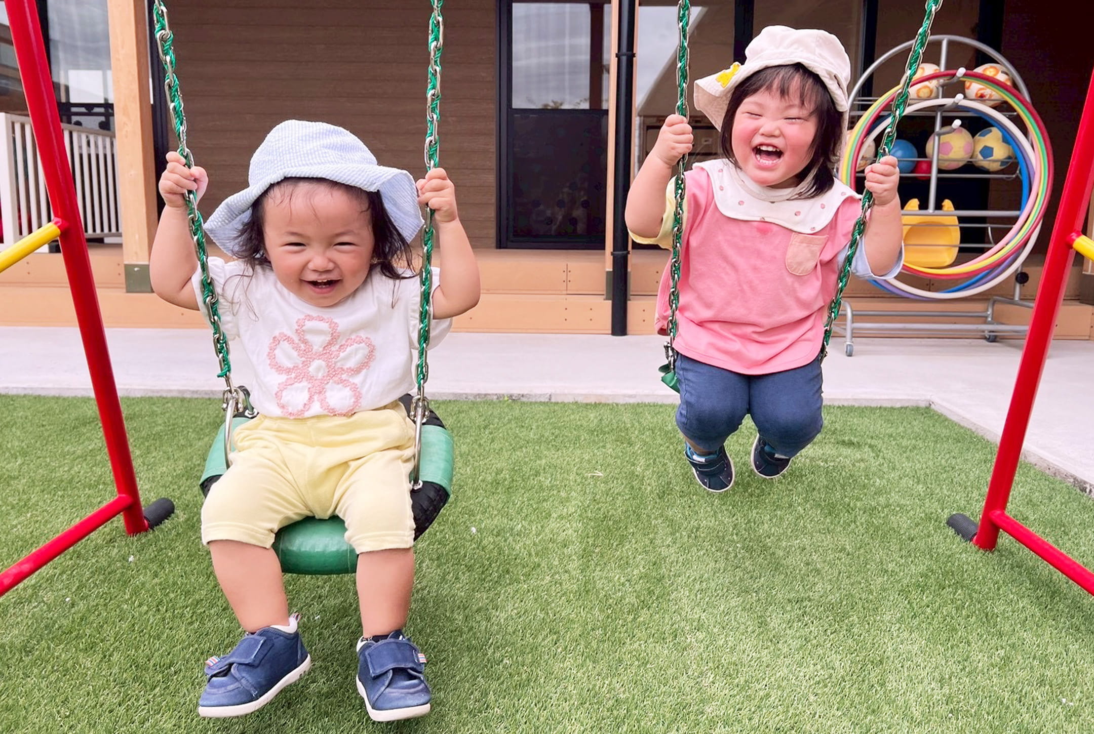 子どもたちがブランコで遊んでいる様子