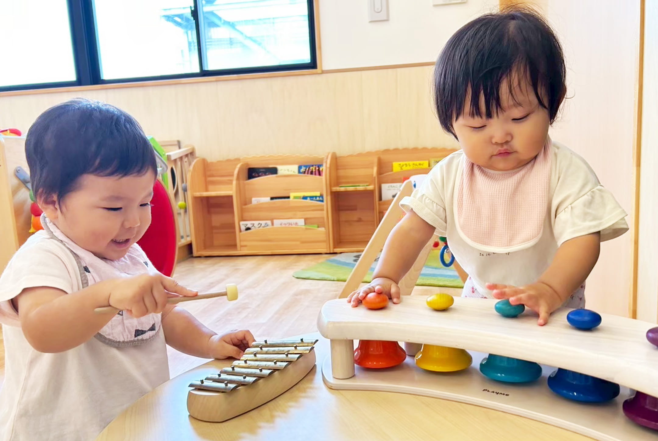 子どもたちが知育玩具で遊んでいる様子
