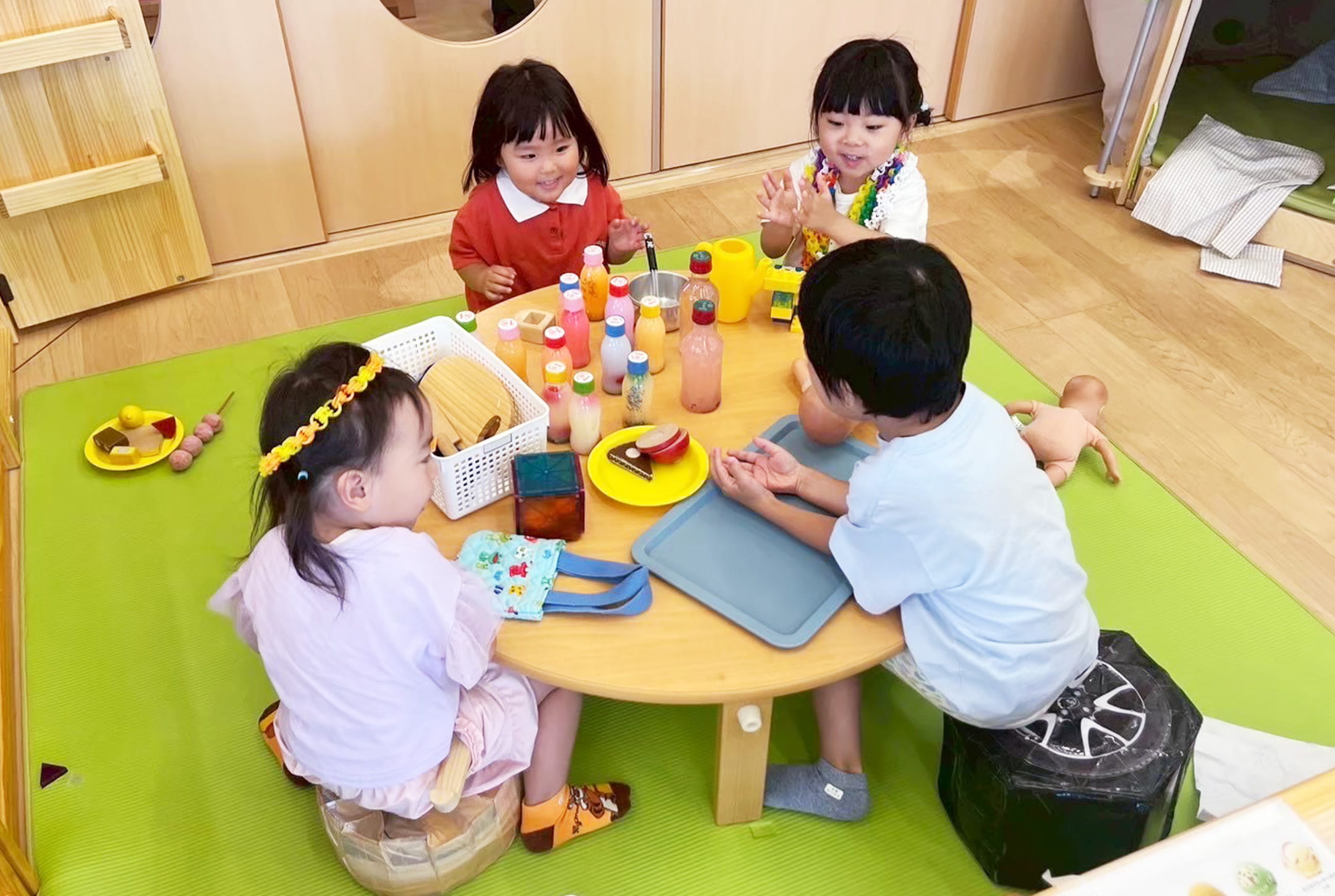 子どもたちがおままごとに遊んでいる様子
