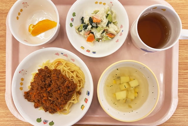 ごはん・煮魚・炒り豆腐などが並ぶ子ども向けのバランスの良い給食