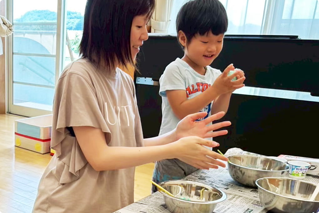 季節の制作で料理を作っている様子