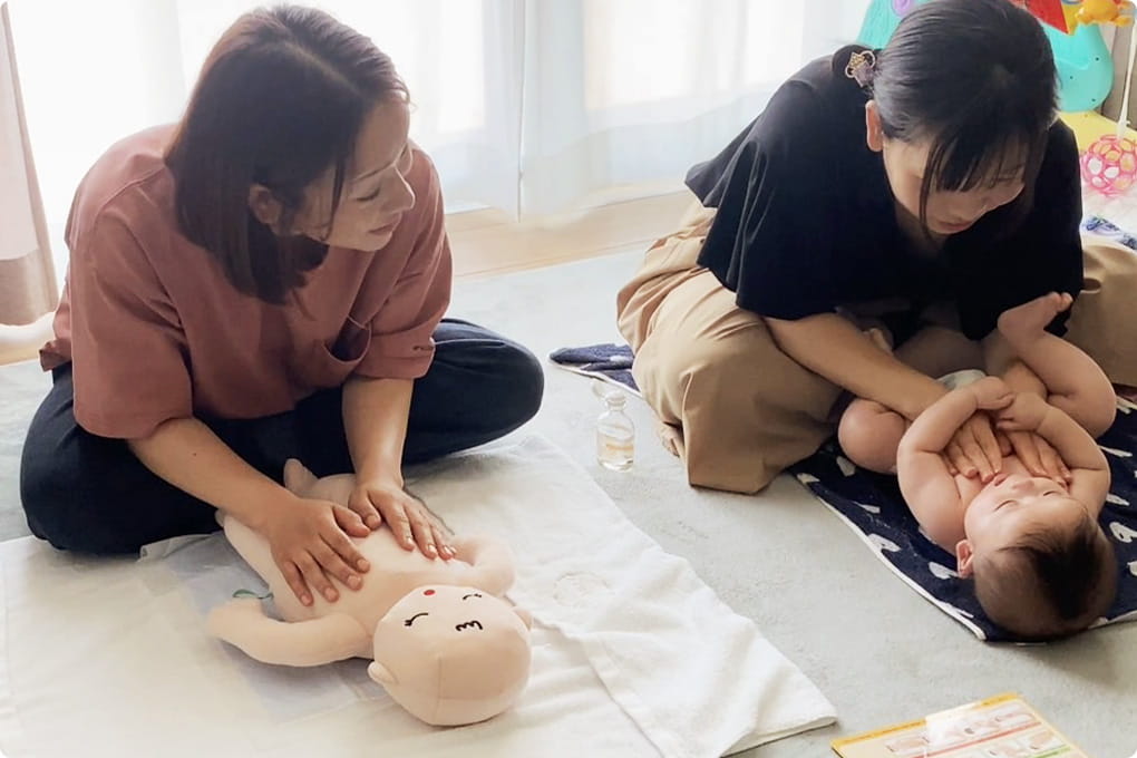 ベビーマッサージを教わっている親子の様子
