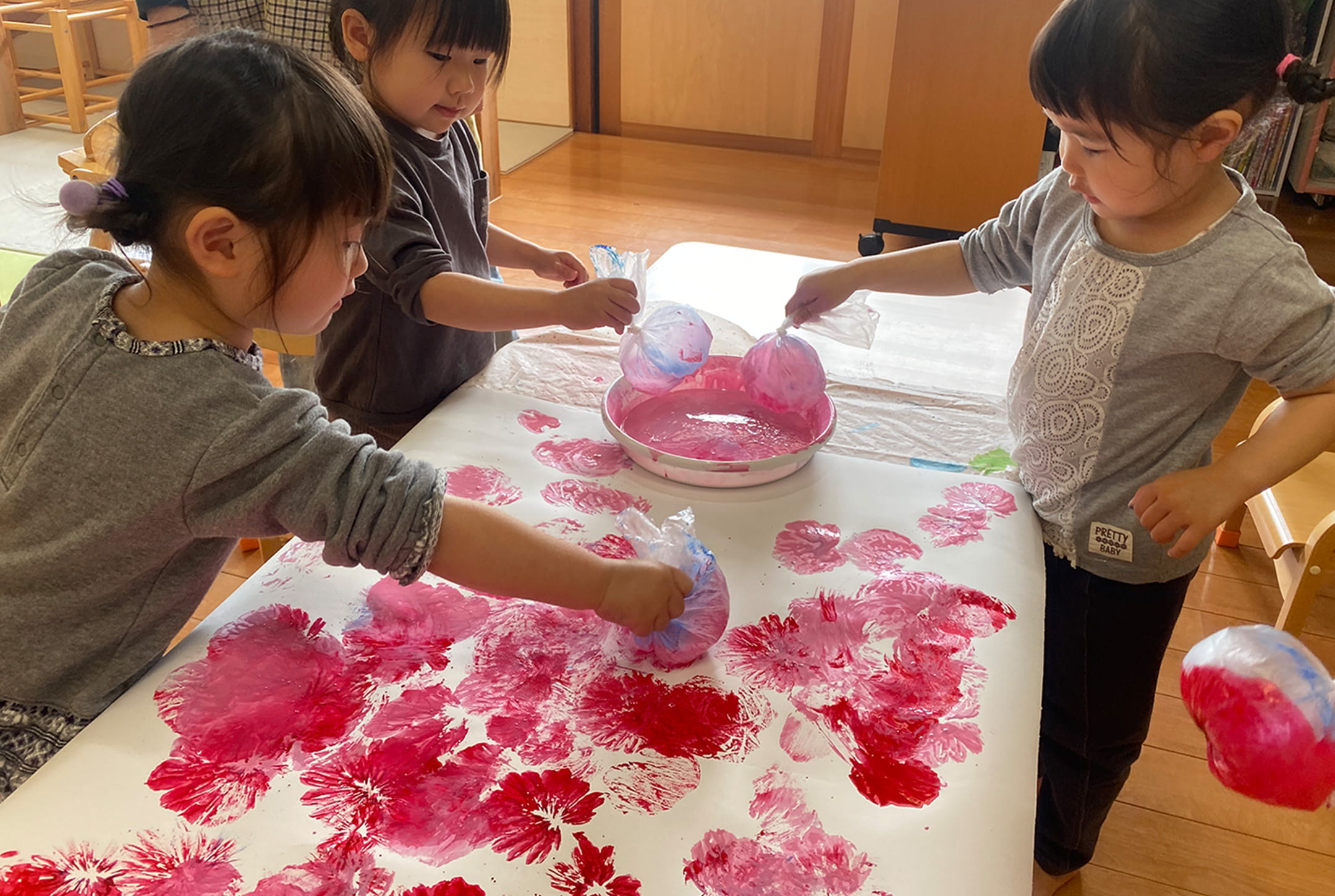 絵の具で子どもたちが絵を描いている様子