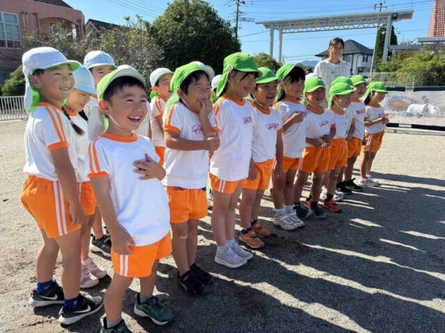 ✳︎サッカー教室✳︎

今日は、ずっと楽しみにしていた
さくらぐみのサッカー教室が
行われました♪

まずはボールに慣れることから…
瞬発力をつける練習を
楽しく教えていただきました。

最後は2チームに分かれて試合。
試合は一番盛り上がり
あっという間に終わってしまい、
またやりたーい！の
声でいっぱいでした✨

サッカーの経験がなくても、終始楽しめる内容で
みんなも夢中✨

暖かく心地よい天気の中、たくさん身体を動かして
楽しむことができました☺️

#サッカー教室
#群馬県サッカー協会
#JFAキッズプログラム群馬
#JFA
#群馬トヨペット
#あさひ第二保育園
#さくらぐみ