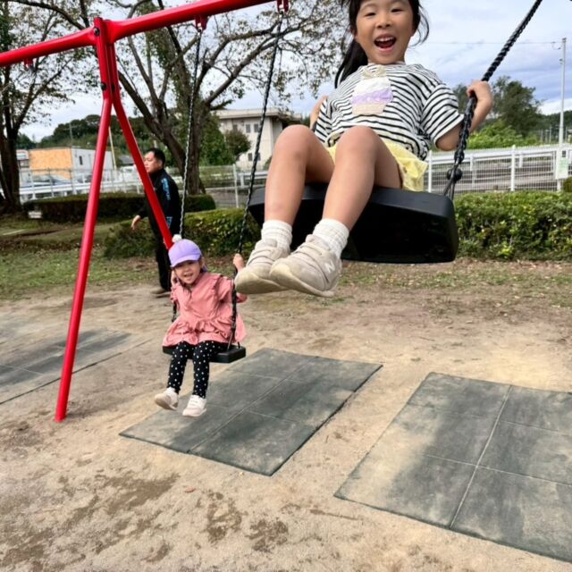 ＊園外保育＊
今日はひまわり組の子ども達がずっと楽しみにしていた園外保育に連れて行ってもらいました。
公園に着くと4人乗りのブランコやぐるぐる回る乗り物など普段と違った遊具に夢中で笑顔があふれていました。
沢山、遊具で遊んだあとは広いスペースに移動し、副園長先生と一緒にみんなで鬼ごっこ！
「もう一回」の子ども達のアンコールで何度も繰り返し楽しみました。
最後にもう一度、遊具で遊び、保育園に帰ってきました。
普段にぎやかなひまわりさんが帰りのバスの中は静かに…。よっぽど疲れていたようです！
大満足のひまわり組の子ども達でした。

#園外保育
#米山公園
#あさひ第二保育園 
#ひまわりぐみ