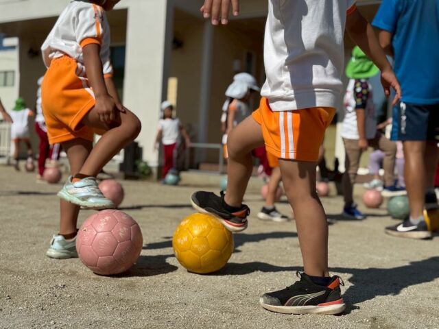 ⚽️サッカー教室⚽️

今日、はな組さんはサッカー教室に参加しました😊✨
「早くやりたい〜！」と、この日を楽しみにしていました！

まずはボールと仲良くなる練習からスタート！
ドリブルの仕方を教えてもらい、最初はちょっぴり難しかったけど…
練習するうちにどんどん上手にボールを蹴れるようになりました👏✨

最後はみんなでゲーム対決🏃‍♂️💨
ゴールを決めた瞬間の笑顔はまるで本物のサッカー選手みたいでした⚽️🌟

「楽しかった〜！」「またやりたい！」と、笑顔いっぱいのはな組さんでした💖

#後閑あさひ保育園 
#はなぐみ 
#サッカー教室
