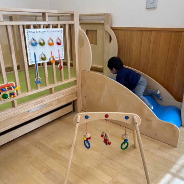 歩き始めのよちよち歩きがかわいいこの頃…❤️

自分の力で色々な所へ行けるのが楽しく、目にするもの
全てがキラキラして見えるようで、好奇心のおもむくま
まに探索し…👀
登ったり、降りたり、ハイハイしたり、寝転んだり…。
ママと一緒にたくさん遊んでいってくれました！！

お家のようにくつろいで、ゆったり過ごしてもらえると
嬉しいです☺️

#歩き始め#くつろぎ#探索活動#あさひ子育て支援ルーム
#たんぽぽ保育園#あさひキッズサービス
#後閑あさひ保育園#あさひ第二保育園