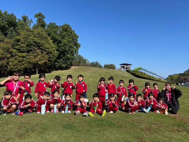 🚌ことり組 遠足🚌

今日は、ことり組さんが楽しみにしていたはじめての遠足の日☀️

園バスに乗って、あさひ第二保育園のこすもす組さんと一緒にもみじ平総合公園まで行ってきました☺️
秋晴れの青空の下、長い滑り台や複合遊具でいっぱい遊んできました！

いっぱい遊んだ後は、お家の人からの愛情たっぷりのお弁当の時間🍱
お友だちや先生と一緒に食べるお弁当はとっても美味しかったです😋

そして、帰りのバスではぐっすり夢の中😴
ことり組での思い出がまた1つ増えました✨

保護者の皆様、朝早くからお弁当の準備ありがとうございました☺️

#後閑あさひ保育園 
#ことりぐみ 
#遠足
#もみじ平総合公園
#手作りお弁当
