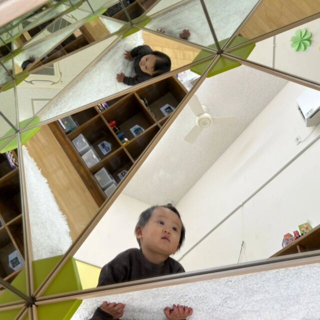 新しく入った玩具「ミラーハウス」
最初は、これなぁに？とおそるおそる近づいて…
自分の顔が見えると表情がパッと明るくなりました✨
ミラーハウスの中は、自分でいっぱい！
上や下をキョロキョロ見て、不思議な世界を楽しんでくれました♪

他の大型遊具やおままごともたくさん遊んでいってくれましたよ🌿

「今日、少しだけ寄ってみようかな…」でも大丈夫です👌ぜひ遊びに来てください
お待ちしています☺️

#ミラーハウス#鏡#大型遊具#あさひ子育て支援ルーム
#たんぽぽ保育園#あさひキッズサービス
#あさひキッズルーム#後閑あさひ保育園
#あさひ第二保育園
