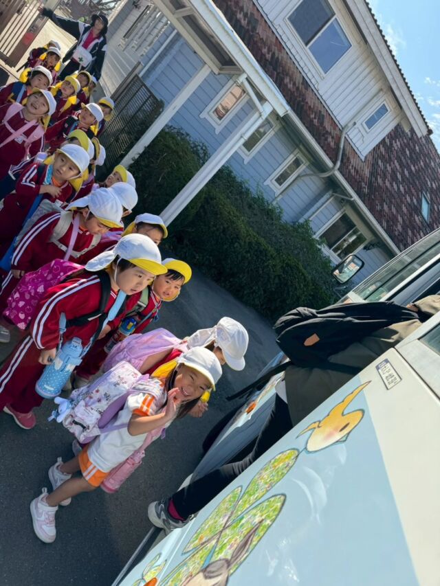 ＊こすもす組　バス遠足＊

　今日は青空の下、こすもす組さんが楽しみにしていたバス遠足に行って来ました‼︎
アスレチック遊具や恐竜の滑り台、どんぐり拾いなど、元気いっぱい遊ぶことができました。

恐竜の滑り台は怖かった子もいましたが、一度滑ったらやみつき‼︎
何度も滑って楽しんでいました。

そしてずっと楽しみにしていたお弁当の時間‼︎
「先生見て見て‼︎」「〇〇入ってるよ‼︎」など、おうちの人に作ってもらったお弁当が嬉しくて、とても楽しいランチタイムになりました。
保護者の皆様、準備のご協力ありがとうございました。

#バス遠足
#こすもす組
#もみじ平総合公園
#あさひ第二保育園