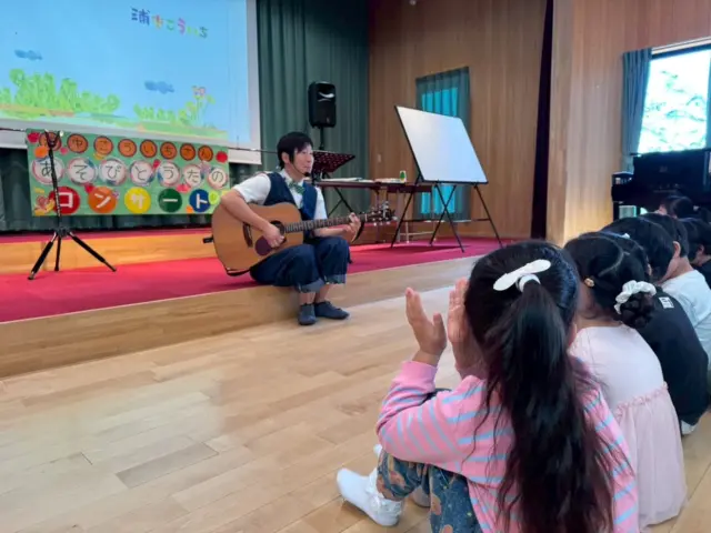 ＊浦中こういちさん
　　あそびうたコンサート＊

今年も浦中こういちさんがあそびに来てくれました。
寒くなって来た外の空気と違い、子どもたち、先生たち、
支援センターの親子みんなで汗をかきながら大盛り上がり！ホールの中はホットなコンサートでした！

「あれまたやりたい！」
子どもたちからのリクエストが浦中さんへと届けられる姿が！
去年、浦中さんと楽しかった思い出は
子どもたちの心の中に残っていたのです。
そのリクエストに笑顔で答えてくれる浦中さんの姿がありました。
終わった後に教えていただいたのですが、
考えていたプログラムとだいぶ変わった内容で楽しませていただいたとの事・・子どもたちの声を受け入れて考えてくれたプログラム・・これぞ保育！！

また、コンサートの中で子どもたちの力を信じて子どもたちが考えて動く場面がありました。
浦中さんのメッセージに先生が「勉強になります！」と呟く姿があったり。
子どもたちにとっても先生たちにとっても、心と身体を解放し、あそびうたを通して色々な事を感じられたコンサートでした。

終わりには「こうちゃん！」
と、呼ぶ子も。また来年会う事を約束して・・😊
楽しかった時間が伝わってくる瞬間でした。

浦中こういちさんにまた会える事を楽しみに・・

あー！楽しかった😆😆

#浦中こういちさんあそびとうたのコンサート
#浦中こういちさん
#あそびうたコンサート
#あさひ第二保育園