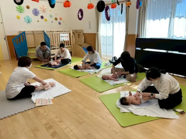 今日はベビーマッサージを行いました。
講師は、関連施設の保育士で２歳のお子さんを育てているママでもある清水清美先生です👏
ベビーマッサージは、赤ちゃんと、パパママを繋ぐコミュニケーションのひとつです。また、赤ちゃんの発達促進
情緒安定、親子間の絆を深める効果があります✨

今回はシフォンの布を使った親子のふれあい遊びから始まりました🌿
いないいないばあやお顔をくすぐる布の感触に赤ちゃんも手を伸ばしたり笑顔をたくさん見せてくれました♪
ふれあい遊びでリラックスした後はママの手のぬくもりに包まれて、赤ちゃんたちもとってもいい表情🍼✨
「ふれる」「見つめる」「話しかける」だけで、
小さな心がしっかり満たされていく時間でした💛

また次回のご参加をお待ちしています👋

#ベビーマッサージ#親子の絆#赤ちゃん
#あさひ子育て支援ルーム#たんぽぽ保育園
#あさひキッズサービス#後閑あさひ保育園
#あさひキッズルーム#あさひ第二保育園