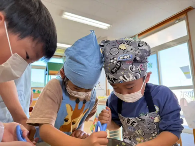 ＊さくらぐみクッキング＊

今日はさつまいもを使って
スイートポテトを作りました♪

蒸したさつまいもを
マッシャーでつぶして
なめらかにして、バターと砂糖を加えて混ぜたら
生地のできあがり✨

アーモンドや
チョコチップ、プリッツを
トッピングして、ハリネズミやウサギ、お団子🍡など
それぞれ自分の
好きな形を作りました🦔

みんなぺろり😋
自分で作るとおいしいね❤️

今月も楽しくおいしい
おやつができました✨
ごちそうさまでした〜😋

#クッキング
#スイートポテト作り
#畑で掘ったさつまいも
#おやつ作り
#さくらぐみ
#あさひ第二保育園
