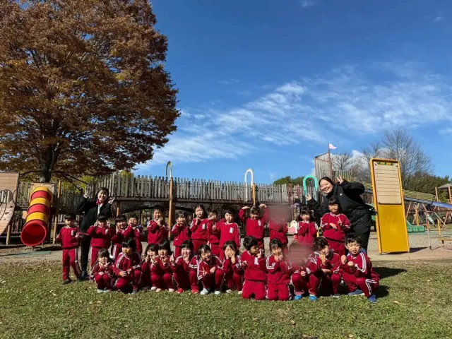 🍁秋の遠足・ちょうちょ組🍁

今日、ちょうちょ組はあさひ第二保育園のひまわり組さんと一緒に、湯川ふるさと公園へ遠足に行ってきました✨

公園では、大きなアスレチックに目をキラキラ輝かせ、思いきり体を動かして遊びました！
木々の色も赤や黄色へと移り変わり、秋集めでは紅葉の葉っぱやどんぐりを夢中になって集めていました🍂
子どもたちの笑顔がたくさん見られ、秋の自然をたっぷり感じる一日になりました😊

そしてお楽しみのお弁当タイム🍙！
おうちの方が作ってくれたお弁当を嬉しそうに食べて、みんな大満足✨

帰りのバスでは、たくさん遊んだ分、ぐっすり夢の中へ…😴

ちょうちょ組での楽しい秋の思い出が、またひとつ増えました🌈

保護者の皆様、朝早くからお弁当のご準備をありがとうございました！

#後閑あさひ保育園
#湯川ふるさと公園 
#遠足
#秋集め 
#どんぐり