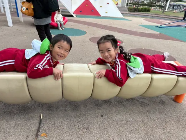 ⭐︎さくらぐみ　遠足⭐︎

今日さくらぐみさんは
後閑あさひ保育園のはなぐみさんと一緒に
「ハイノート前橋こども公園」へ遠足♪

何日も前からずっと楽しみにしていたので、
朝からみんなウキウキ😆

たーくさんの遊具に大はしゃぎ！！
広い芝生では、はなぐみさんと一緒に鬼ごっこ。
はなぐみさんとの交流に
見ていてほっこり…☺️

たっぷり体を動かした後は
楽しみのお弁当Time🍙

「見てみてー！」と
お弁当に目がキラキラ✨

帰りのバスでは、
遊び疲れウトウト…

保護者の皆様、お忙しい中愛情たっぷりお弁当の準備ありがとうございました♪

いろいろな経験ができ、
今日の出来事が子どもたちの心にステキな思い出として刻まれていたら幸いです💕

#バス遠足
#遠足
#ハイノート前橋こども公園
#さくらぐみ
#あさひ第二保育園
#後閑あさひ保育園