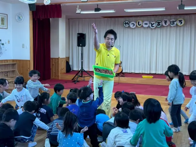 🎶🎤やっしーとあそぼう🎤🎶

今日は子どもたちがずっと楽しみにしていたやっしーが来園🌈

やっしーの楽しい歌とお話に、笑顔と笑い声があふれる素敵な時間となりました😊💕

コンサートの中では、みんなでスズランテープやどんぐりを使ったあそびも楽しみました🌰🎀
スズランテープをふわっと揺らしてリズムに合わせて踊ったり、カラフルなスズランテープを様々なものに変身させ、子どもたちは大はしゃぎでした✨
どんぐりを手にリズムをとったり、ころころ転がしてみたり…自然の音と音楽がひとつになった楽しいひとときでした🎵

子どもたちは体いっぱいに音楽を感じながら、想像力たっぷりにあそびを広げていました☺️

やっしーのやさしい歌声に包まれて、心も体もポカポカの時間になりました💖

すてきなコンサートをありがとうございました🌟
またみんなで歌って、笑って、あそべる日を楽しみにしています🎶

#後閑あさひ保育園 
#やっしーコンサート 
#バナナっきー 
#なかよし