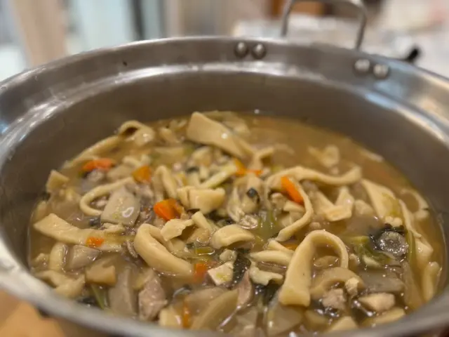 🥢✨手打ちうどん作り✨🥢

今日は、はな・ちょうちょ・ことり組のお友だちは、地域のおばあちゃんたちを先生にお招きして、みんなで手打ちうどん作りをしました☺️

材料は、小麦粉（上州の地粉）・お塩・お水の3つだけ。
「本当にこれがうどんになるの？」と不思議そうな表情の子どもたち🤭

給食の先生から“美味しく作るコツ”を教えてもらって、いざ挑戦！
生地をしっかり踏んでコシを出すのがポイント👣✨
「美味しくな〜れ！」の声と一緒に、お友だちと力を合わせて頑張りました💪

はな組さんは、保護者の方と一緒にうどん切りにも挑戦❕
柔らかい生地を慎重に切る姿は、まるで小さな職人さんのようでした😊

みんなで作ったうどんは格別の美味しさ！
「おかわり〜！」の声もたくさん聞こえてきました😳
心も体もぽかぽかになった1日でした🌸

はな組の保護者の皆さま、ご参加ありがとうございました🌿

#後閑あさひ保育園
#手打ちうどん作り