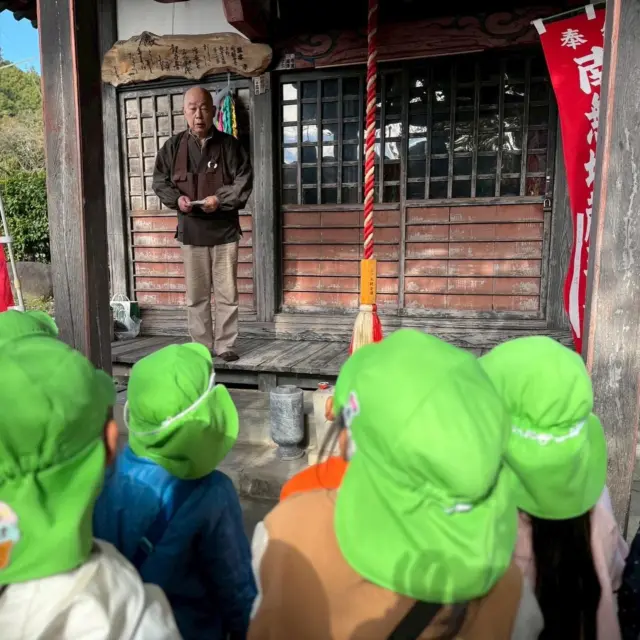 ㊗️七五三のお参り㊗️

今日、はなぐみさんは観音堂へ七五三のお参りへ行きました🌿
理事長先生とおばあちゃん達があたたかく迎えてくれました☺️✨

小さな手で一生懸命お参りする姿が、とても頼もしく見えました🌿💛

みんながこれからも笑顔で、のびのびと大きくなっていきますように…🌈

🎂11月の誕生会🎂

今日は11月生まれのお友だちの誕生会

加代子先生から絵本のプレゼント、担任の先生からはロゼットのプレゼントがありました。みんな嬉しそう😊

お楽しみは先生よる『魔法のクレヨン🖍️』のパネルシアター✨
先生が歌をうたい演じると子どもたちも一緒に口ずさみ、楽しい時間を過ごす事ができました🎵

給食の先生からのスペシャルメニューの給食🍽
おやつのケーキとっても美味しかったね🧁
11月生まれのお友だちおたんじょうびおめでとう🎉

#後閑あさひ保育園 
#七五三
#11月生まれの誕生会