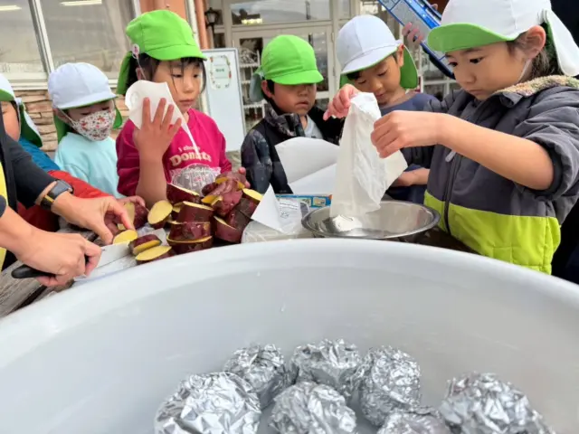 ✳︎さくらぐみ　園外保育✳︎

今日さくらぐみは、
長源寺に遊びに行ってきました。

長源寺には秋の木の実や葉っぱがたーくさん
落ちていて、探索しながらみんな採取に夢中でした！

そんな中、焼き芋パーティーも🍠
みんなで枝や葉っぱを集めて、焼き芋の準備もしました！

今日は気温が低かったので焚き火の暖が心地よく、
温まりながら遊んできました！

また行きたいー♪の声でいっぱいでした✨

楽しかったねー♪

#園外保育
#長源寺
#焼き芋
#焼き芋パーティー
#焚き火
#あさひ第二保育園
#さくらぐみ