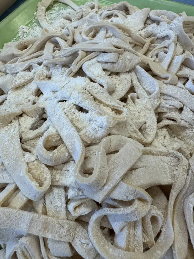 ＊うどん作り＊

保育園でうどん作りを行いました。

給食の先生に作り方を教わりながら、さくら、ひまわり組さん中心で作ります。

まず、給食の先生が材料の粉をみんなに見せてくれました。その後、こねた生地を足で一生懸命踏んでいきます。

踏む作業はみんなで「美味しくなぁれ」と気持ちをこめて行いました。

踏んで柔らかくなってきた生地を麺棒で薄く伸ばし、
最後はさくら組さんが大きな包丁でうどん切りに挑戦！
ドキドキしながらも、なるべく細く均等になるように慎重に切ってくれました。
「上手にできた！」と嬉しそうな子どもたちでした😊

午前中に作ったうどんは、おやつの時間にいただきました✨
手作りうどんはとても美味しくて、笑顔あふれるおやつタイムになりました♪

#うどん作り
#手打ちうどん
#あさひ第二保育園 
#さくらぐみ
#ひまわりぐみ