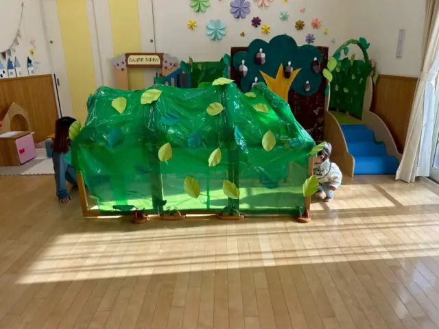 たんぽぽ保育園の保育参加日で行ったトトロの森が
支援ルームに誕生🌱
お友だちもトンネルに挑戦！…
でも、ちょっとだけ怖い気もするなぁとトンネルの向こうとこっちで顔を見合わせている姿がありました☺️

ママボールや球を落として遊んだりとお部屋にも慣れた頃にボールがコロコロ〜とトンネルの中に…つられてトンネルをくぐることができました👏
小さな“できた"が自信になり

心がほっこり温まりました♪

#手作りトトロの森#できた#心がほっこり
#あさひ子育て支援ルーム#たんぽぽ保育園
#あさひキッズサービス#支援センター花の木
#後閑あさひ保育園#あさひ第二保育園