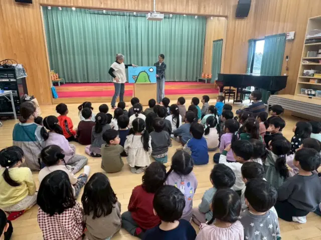 今日は読み聞かせボランティア「秋間すずらんの会」の
方々にお越し頂きました。

普段から絵本が大好きな子どもたち。
じーっと集中してみる子、
声を出して絵本の世界に入る子・・
色々な姿があり楽しい空間が広がっていきます。

1冊終わるごとに
「次は何の本？？」
「まだ読んでくれる？？」
子どもたちの目の輝きが増していきます。

最後にはサプライズで、秋間に住んでいる恐竜のあんりゅうくんも遊びにきてくれ・・
大盛り上がりの会となりました。

楽しい時間はあっという間ですね。
また一つ、秋間すずらんの会の人たちとの繋がりに感謝！
またお会いできることを楽しみにしています。

#読み聞かせボランティア
#秋間すずらんの会
#あんりゅうくん
#あさひ第二保育園
#さくらぐみ
#ひまわりぐみ
#こすもすぐみ