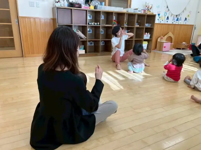 今日はキッズビクスを、たんぽぽ保育園・ひまわり保育園のお友だちと一緒に参加しました♪
最初は周りの様子をよ〜く見て…少しずつつま先にタッチしたり、腰をフリフリして踊ったりと体を動かすことができました✨
ノンストップの音楽ですが、最後まで頑張る姿がかっこよかったです👏

終わった後も、好きな遊びをみつけたくさん楽しんでしていってくれました。
また一緒に遊ぼうね☺️

#キッズビクス#頑張る姿#好きな遊び
#あさひ子育て支援ルーム#支援センター花の木
#たんぽぽ保育園#ひまわり保育園#あさひキッズサービス
#後閑あさひ保育園#あさひ第二保育園