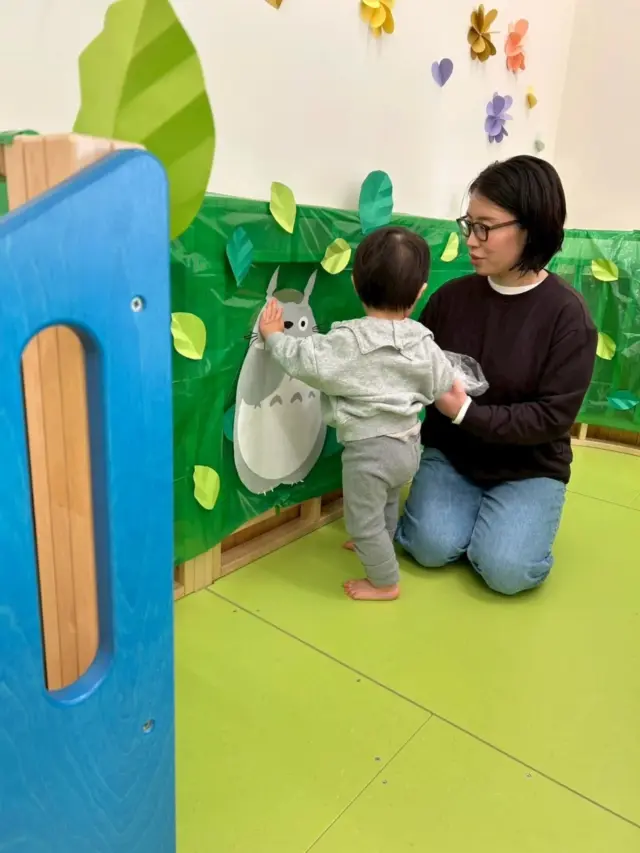 陽射しはやわらかく心地いいのに、風だけが強くて…
まるで群馬を象徴するような日でしたが、お外が大好きな子どもたち。
風にも負けずたんぽぽ保育園の元気なお友だちと一緒に園庭で遊びました✨
よちよち歩きで色々なところを探索していました。
お気に入りの遊具に出会えたかな？？

また遊びに来てね♪

#お外あそび#よちよち歩き#お気に入りの遊具
#あさひ子育て支援ルーム#あさひキッズサービス 
#後閑あさひ保育園#あさひ第二保育園
#支援センター花の木#たんぽぽ保育園