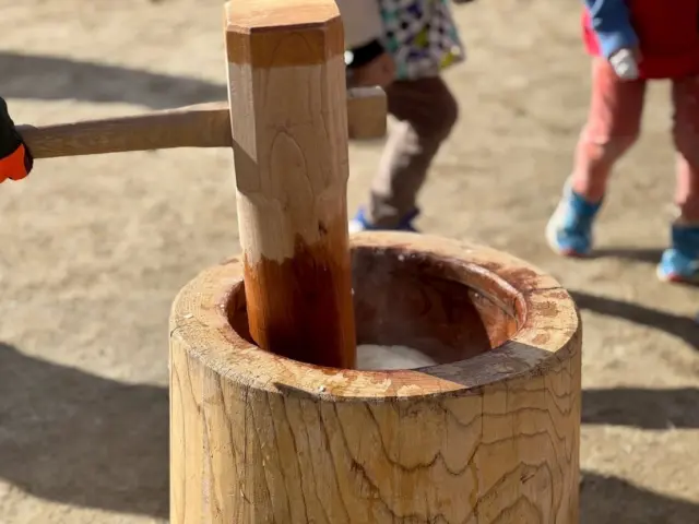 🌾おもちつき🌾

今日は保育園で、年末の恒例行事であるおもちつきを行いました😊
かまどで蒸したもち米を、杵と臼を使ってみんなでつきました。
昔ながらの方法でのおもちつきは、子どもたちにとってとても貴重な体験です✨️

杵でつくたびに、もち米が少しずつおもちになっていく様子に、子どもたちは目を丸くしていました👀

つきたてのお餅はふんわり柔らかく、味も格別！
「おいしくてほっぺが落ちそう〜！」と笑い合う子どもたちの姿が、とても微笑ましかったです😋🤭

そのあとは、はな組のみんなが保護者の方と一緒にお雑煮をいただきました🍲
地域のおばあちゃんや、はな組の保護者の方々にもご協力いただき、にぎやかで楽しいおもちつきとなりました💭

はな組の保護者の皆さま、ご参加ありがとうございました🤍

#後閑あさひ保育園 
#おもちつき