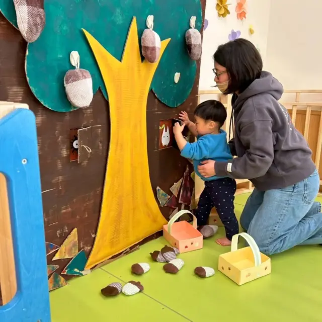 今日はボールあそびやトトロの森でどんぐり拾いをして遊びました✨

お部屋中を一生懸命に歩いて探索を楽しむ姿や「前よりたくさん歩けるようになったんです♪」と嬉しいお話をママから聞き、ほっこり❤️
成長って本当にあっという間ですね🌱

小さな一歩一歩を保護者の方と一緒に感じられてとても嬉しいです☺️またお待ちしています！

#トトロの森#どんぐり拾い#小さな一歩
#あさひ子育て支援ルーム#支援センター花の木
#たんぽぽ保育園#あさひキッズサービス
#後閑あさひ保育園あさひキッズルーム