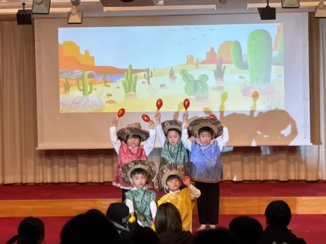 ⭐️成道会 おゆうぎ会⭐️

今日は、はな組・ちょうちょ組・ことり組のおゆうぎ会でした🌼🦋🐦

12月8日は、お釈迦さまがお悟りを開かれた日「成道会」。
そのあたたかい教えを胸に、みんなの気持ちがひとつになった素敵な1日となりました☺️✨

お友だちや先生と楽しみながら練習してきた子どもたち。
ステージでは、ひとりひとりがキラキラした表情で大きく成長した姿を見せてくれました🎶💛

役員さん、そして保護者の皆さま、リハーサルから当日までのご協力とあたたかい拍手、本当にありがとうございました😊💐

#後閑あさひ保育園
#おゆうぎ会
#はなぐみ
#ちょうちょぐみ
#ことりぐみ