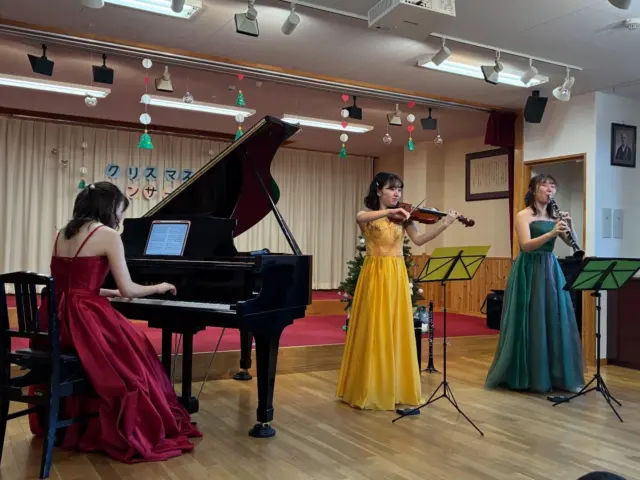 🎄🎶 Pluwmeクリスマスコンサート 🎶🎄

本日はPluwmeの皆さんによるクリスマスコンサートを楽しみました🎅🏻
バイオリン、クラリネット、ピアノが奏でる心地よい音楽に、子どもたちは目を輝かせて聴き入っていました✨

音楽に合わせて口ずさんだり、自然と体を動かしたりと、会場は終始和やかな雰囲気に包まれました🎵
生演奏ならではの迫力を感じることができ、心に残るひとときとなりました💭

Pluwmeの皆さん、素敵な時間をありがとうございました🫧

#後閑あさひ保育園
#プルーム 
#クリスマスコンサート
#素敵な音色 
#アンサンブル