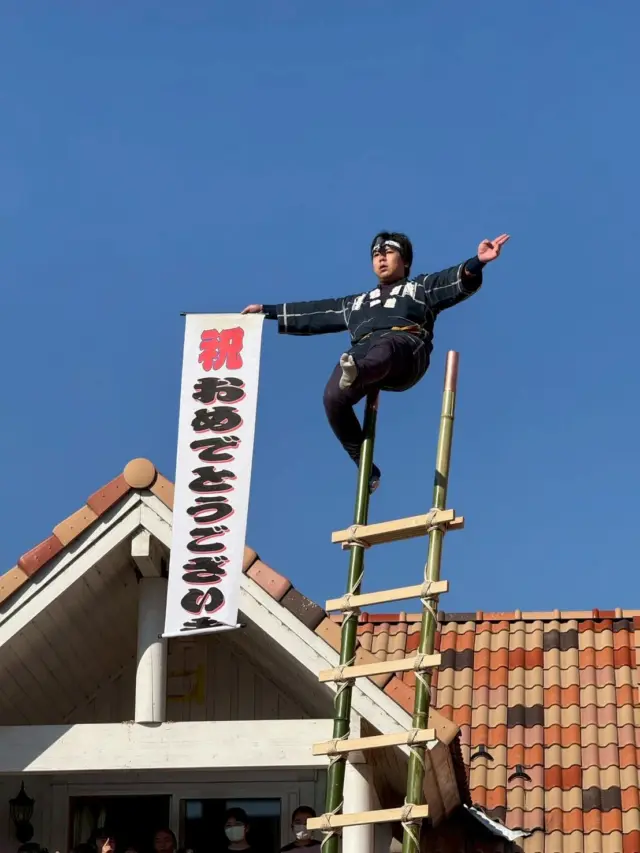 🎍🐴正月はしご乗り見学🐴🎍

明けましておめでとうございます。
本年もよろしくお願いいたします✨

本日、はな・ちょうちょ組はあさひ第二保育園で行われた安中鳶職組合 安中若鳶会の皆さまによる正月はしご乗りを見学しました。

高いはしごに登る姿を見て、「落ちちゃうよ〜！」「すごい！かっこいい！」と驚きとワクワクが止まらない子どもたち👏🏻✨

目を丸くしながら最後まで真剣に見つめ、終わると大きな拍手を送っていました☺️

安中若鳶会の皆さま、素敵な時間をありがとうございました。

今年も一年、子どもたちが元気いっぱい笑顔で過ごせますように✨

#後閑あさひ保育園
#あさひ第二保育園
#はしごのり