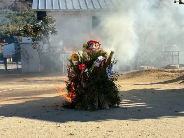 🔥どんど焼き🔥

今日は園でどんど焼きを行いました😊
みんなで作ったまゆ玉を枝に挿して、あたたかい火でじっくり焼きました✨

園庭には、お家から持ってきていただいた古いだるまやお札などで小さなやぐらを作りました。

自分たちで作って、焼いたまゆ玉は「おいしい〜😋」と大喜び💕

まゆ玉を食べると、その年は病気にならず元気に過ごせると言われています🌟

日本の伝統行事に触れながら、
みんなにとって健やかで笑顔いっぱいの一年になりますように😊✨

#後閑あさひ保育園 
#どんど焼き