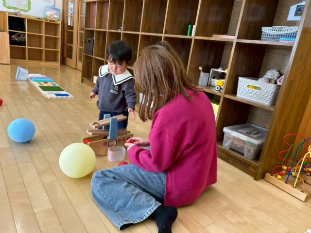 新しい年を迎えて、あっという間に1ヶ月がたちましたね。
いつもの毎日が戻ってきた頃でしょうか🎍

子育て支援センターで、おしゃべりしながら、
のんびり自由にあそぶ時間。
特別なことはなくても…
誰かと話して、同じ空間で過ごすだけでほっとできる時間になりますね🌿

ゆったり、あたたかい時間が流れていました。

#のんびり親子時間#ほっとできる時間
#あさひ子育て支援ルーム#あさひキッズサービス
#たんぽぽ保育園