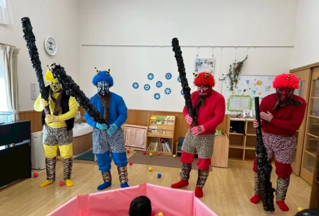 【節分】豆まき👹
2月3日は日本の伝統行事である節分ですね！たんぽぽ保育園にも、鬼たちがやってきました。
↑安中市商工会青年部の方々です💓

赤鬼・青鬼・黄色鬼が登場すると、びっくりして固まってしまう子、豆を投げようと頑張る子…。様々な反応をみせてくれましたが、最後は仲良しタッチ🖐️ができました✨
今年もたくさんの「福」がやってきそうです🍀

#節分#豆まき#おに#あさひ子育て支援ルーム