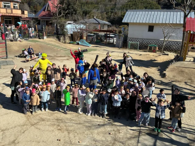 👹 節分・豆まき 👹

今日は朝から、なんだかソワソワした様子の子どもたち。
お面をかぶり、手作りの豆を持って準備万端です。

すると突然、「うぉー！」と鬼が登場！👹
びっくりして逃げる子、必死に豆を投げる子、
ちょっぴり涙が出てしまう子もいましたが、
みんなそれぞれ勇気を出して鬼に立ち向かいました。

最後は鬼さんと仲直りして、
握手をしたり、記念撮影をしたりしてお別れ👋✨

今年もみんなが、元気いっぱい笑顔で過ごせますように🌸

#後閑あさひ保育園
#豆まき節分
#恵方巻き