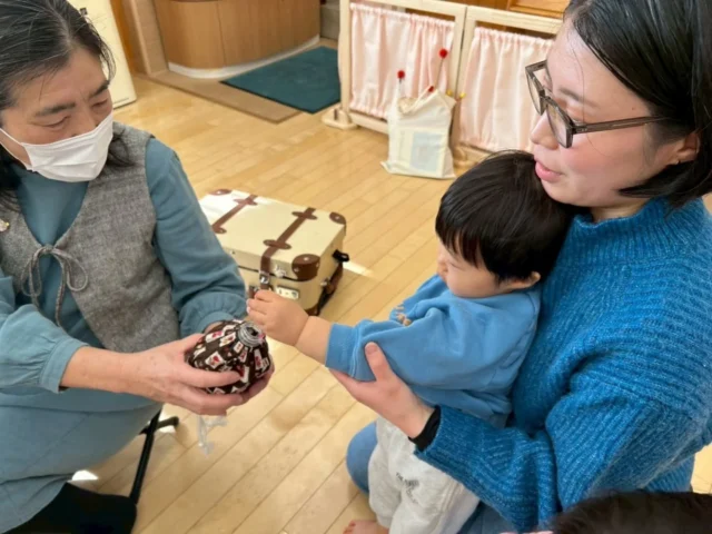 今日はたんぽぽ保育園のお友だちと一緒にわらべうた🎵
講師の飯野先生を迎えあたたかい時間が流れます…✨

一定のリズムや繰り返しのある歌は、乳児期の安心感や情緒の安定につながります。抱っこやふれあいの中で、おうたにじっと耳をすませる姿や、ふっと笑顔になる瞬間も☺️

シンプルな歌とふれあいの力、やっぱりすごいなぁと感じたひとときでした✨

#わらべうた#ふれあい#笑顔
#あさひ子育て支援ルーム#たんぽぽ保育園