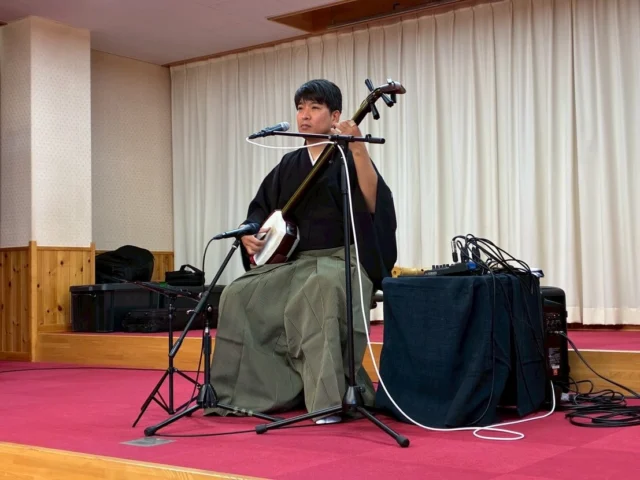 🎶三味線コンサート🎶

今日は安中出身の上原梅弦さんをお招きし、三味線コンサートを行いました✨

三味線の力強く美しい音色に、子どもたちは目を輝かせながら夢中に👀✨
手拍子をしたり掛け声をかけたり、会場がひとつになって大盛り上がりでした🎶

「アンパンマンマーチ」や「ソーラン節」など、みんなのよく知っている曲も演奏していただき、楽しく歌う姿も見られました😊

日本の伝統音楽にたっぷり触れることができました。

心に残る、素敵な時間となりました🌸✨

#後閑あさひ保育園
#三味線コンサート