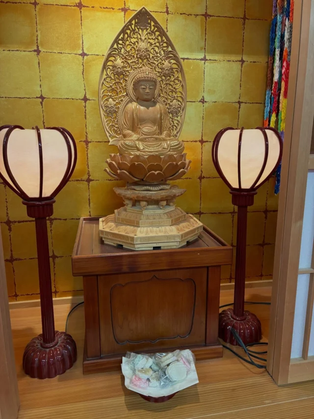 〜涅槃会〜

昨日、2月15日は「涅槃会（ねはんえ）」です。
お釈迦さまが亡くなられた日とされ、仏教では大切にされている日です。

保育園では、「やしょんま」と呼ばれる涅槃団子をお仏壇にお供えしました。
お釈迦さまの教えに感謝しながら、みんながこれからも元気に、仲良く過ごせますように…と手を合わせました。

一つひとつに込められた意味を感じながら、心あたたまるひとときとなりました💭

#後閑あさひ保育園
#涅槃会